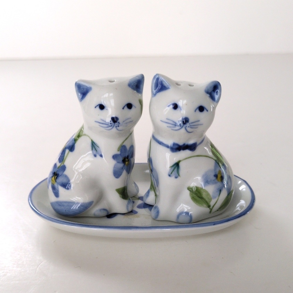 Vtg‎ Andrea by Sadek Cat Couple Salt Pepper Shakers White Blue Floral Kitty Set
